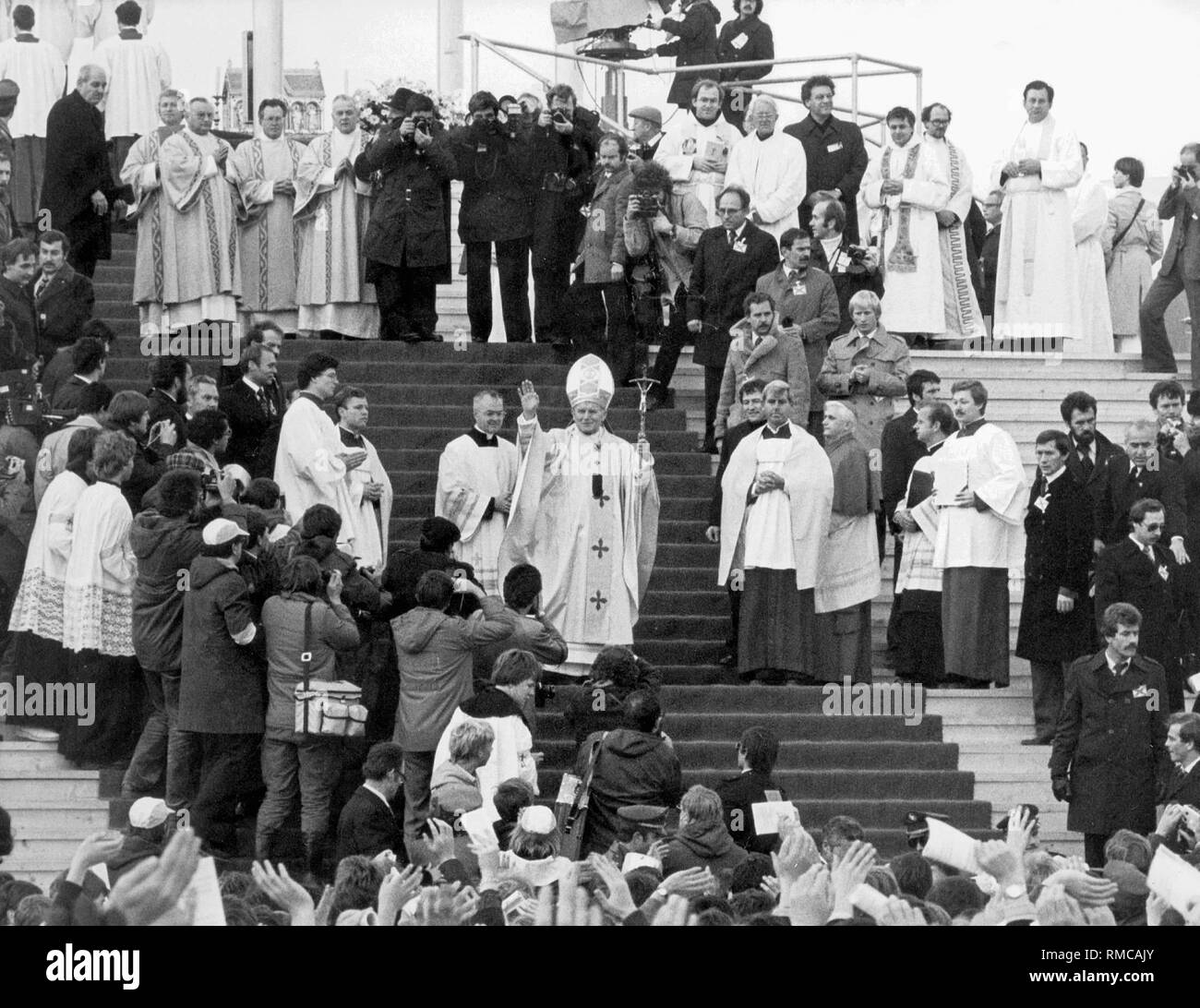 On his first visit to Germany, Pope John Paul II holds a service at the Theresienwiese in Munich. Stock Photo