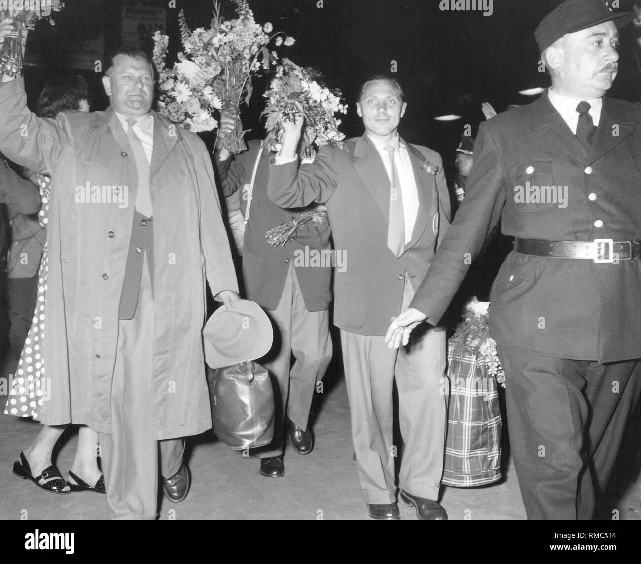 Arrival of the team in Lindau. DFB Vice-President Huber and Max Morlock welcome the fans. In 1954 Germany won its first World Cup in Switzerland. Stock Photo