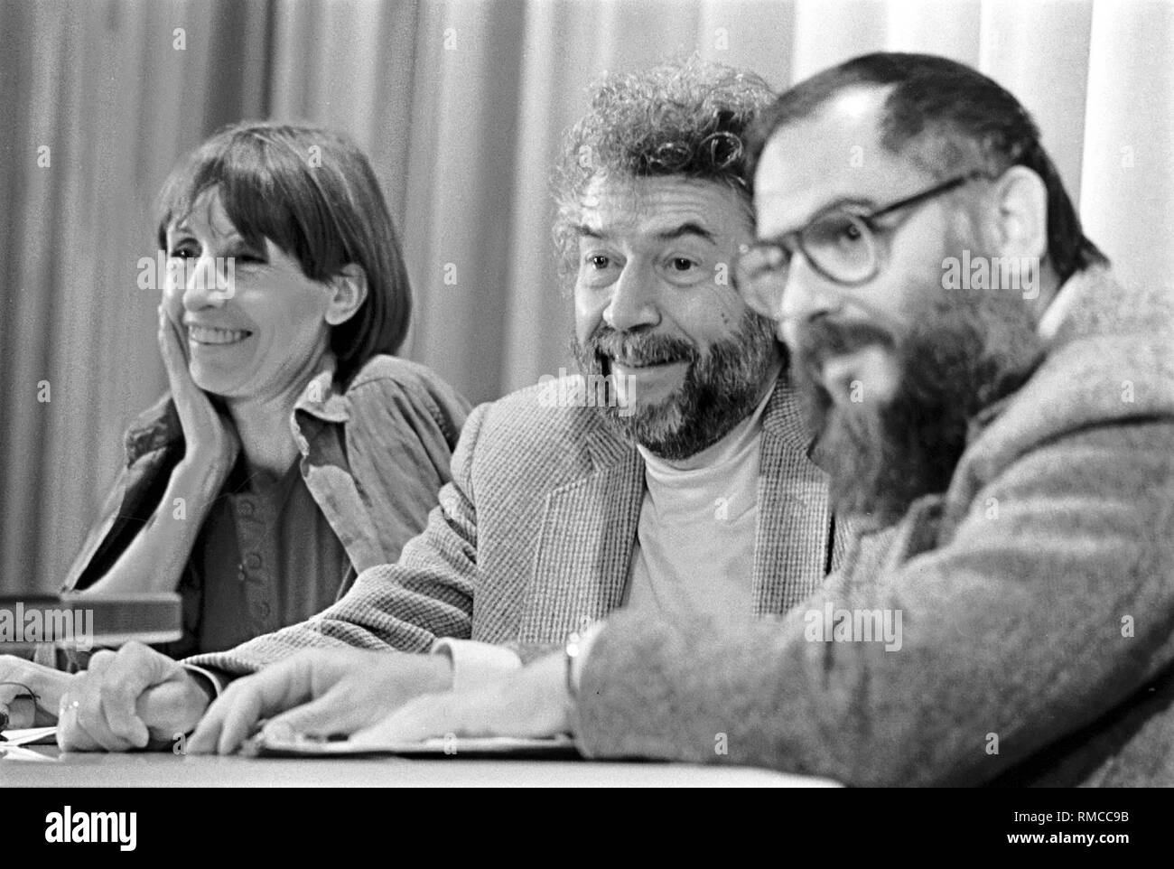 Germany, Berlin, 26.06.1987, (from left to right) Brigitte Burmeister (literary scholar and writer), Robbe - Grillet (French agricultural engineer, filmmaker, writer),?, in the CCF (Center Culturel Franzaise). Stock Photo