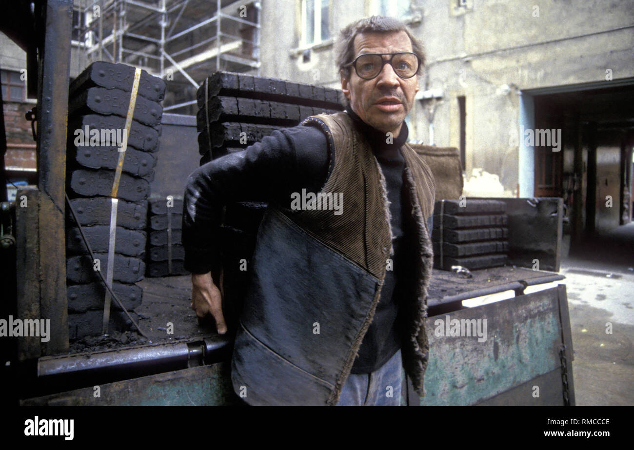 Charcoal with briquettes, in a backyard in Prenzlauer Berg, Germany, Berlin-Prenzlauer Berg, 02.11.1990. Stock Photo