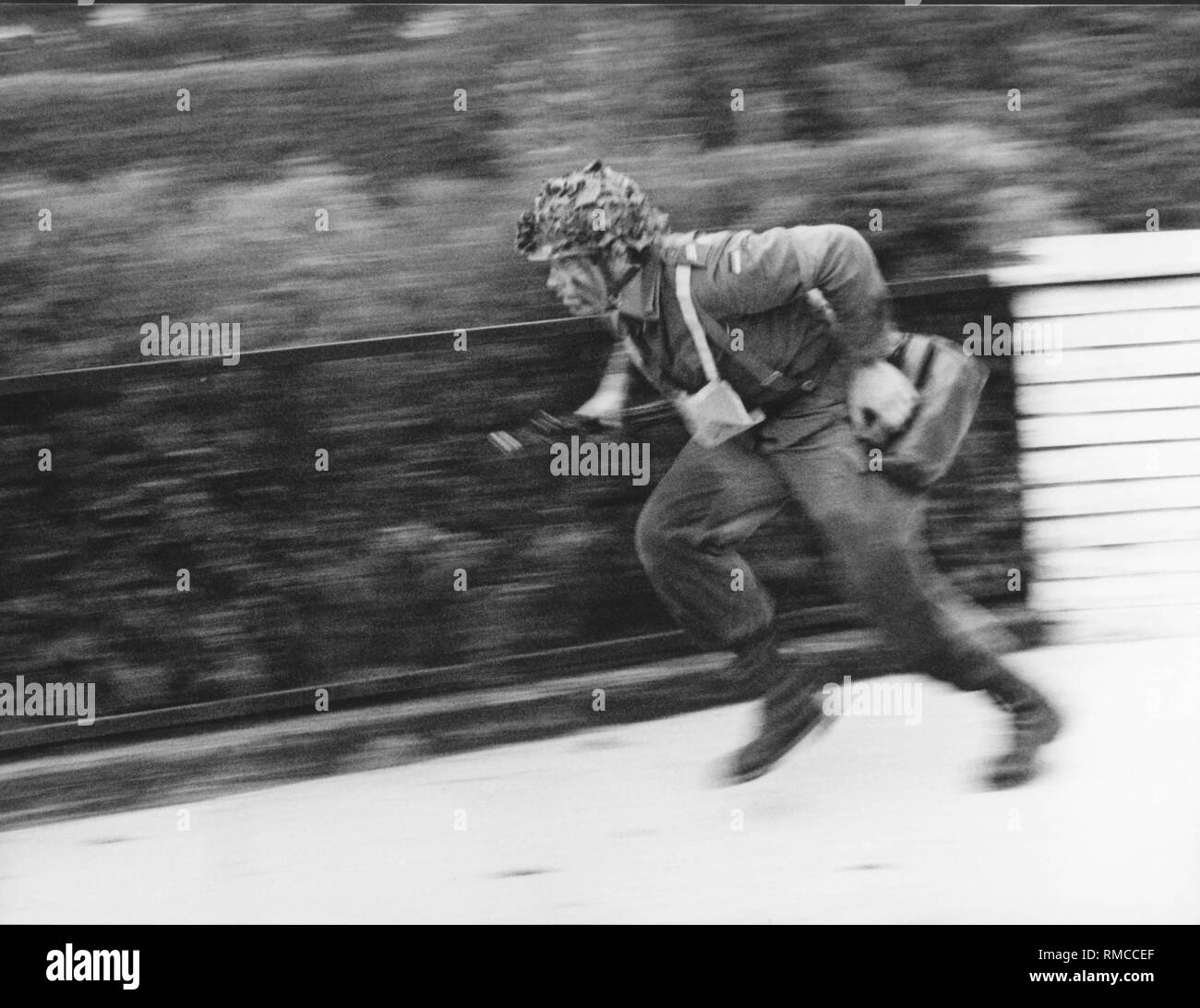 Bundeswehr soldiers exercise hi-res stock photography and images - Alamy