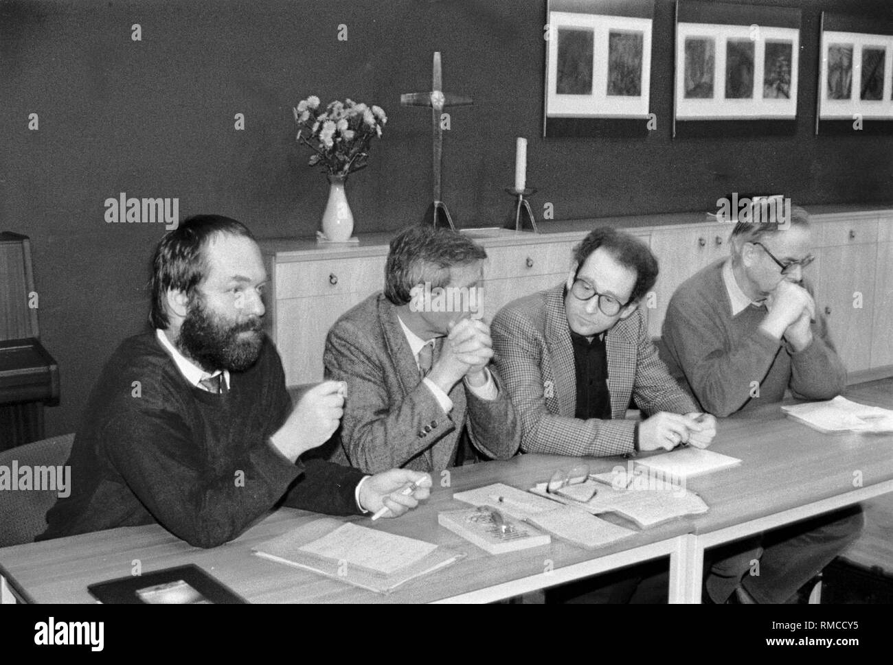 Discussion event in the Advent Church: (from left to right): Markus Meckel, Gerhardt Thomas (editor-in-chief, the church), Konrad Weiss, ..., Germany, Berlin, 09.11.1990. Stock Photo