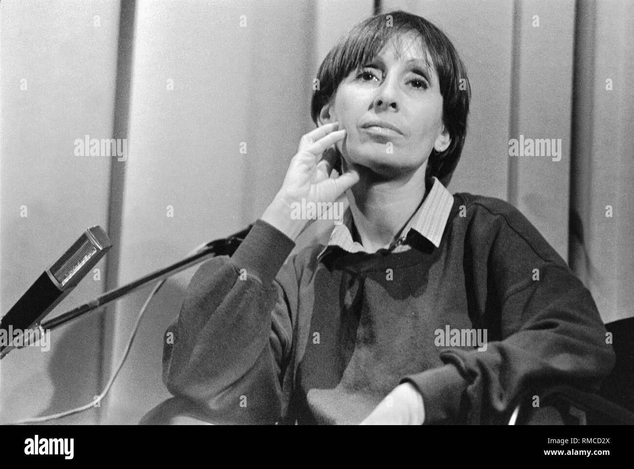 Reading, Brigitte Burmeister, CCF (Center Culturel Franzaise), Germany, Berlin-Mitte, 01.03.1988. Stock Photo