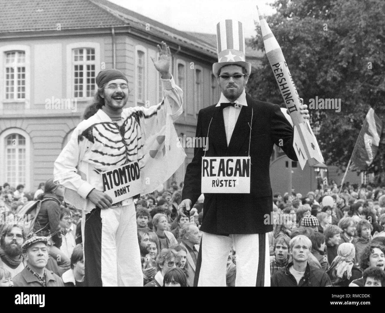 At a demonstration in Bonn against the nuclear armament of NATO,  a demonstrator with a Pershing II rocket and 'Uncle Sam' top hat appears with the slogan: 'Threatening nuclear death - Reagan is arming'. Stock Photo