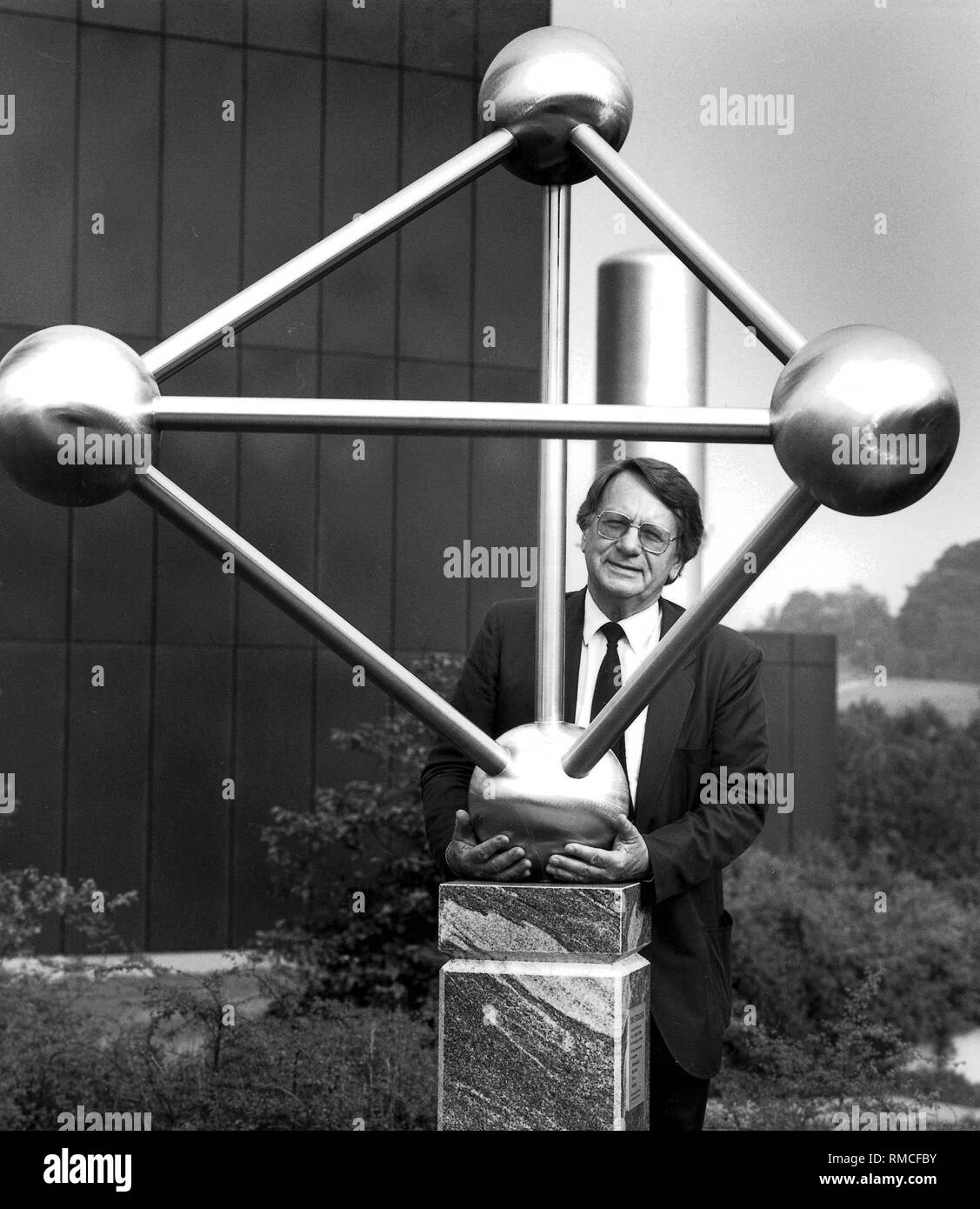 Guenther Petzow, Max Planck Institute for Solid State Research, with an artistically designed molecular plastic, Stuttgart (1989). Stock Photo