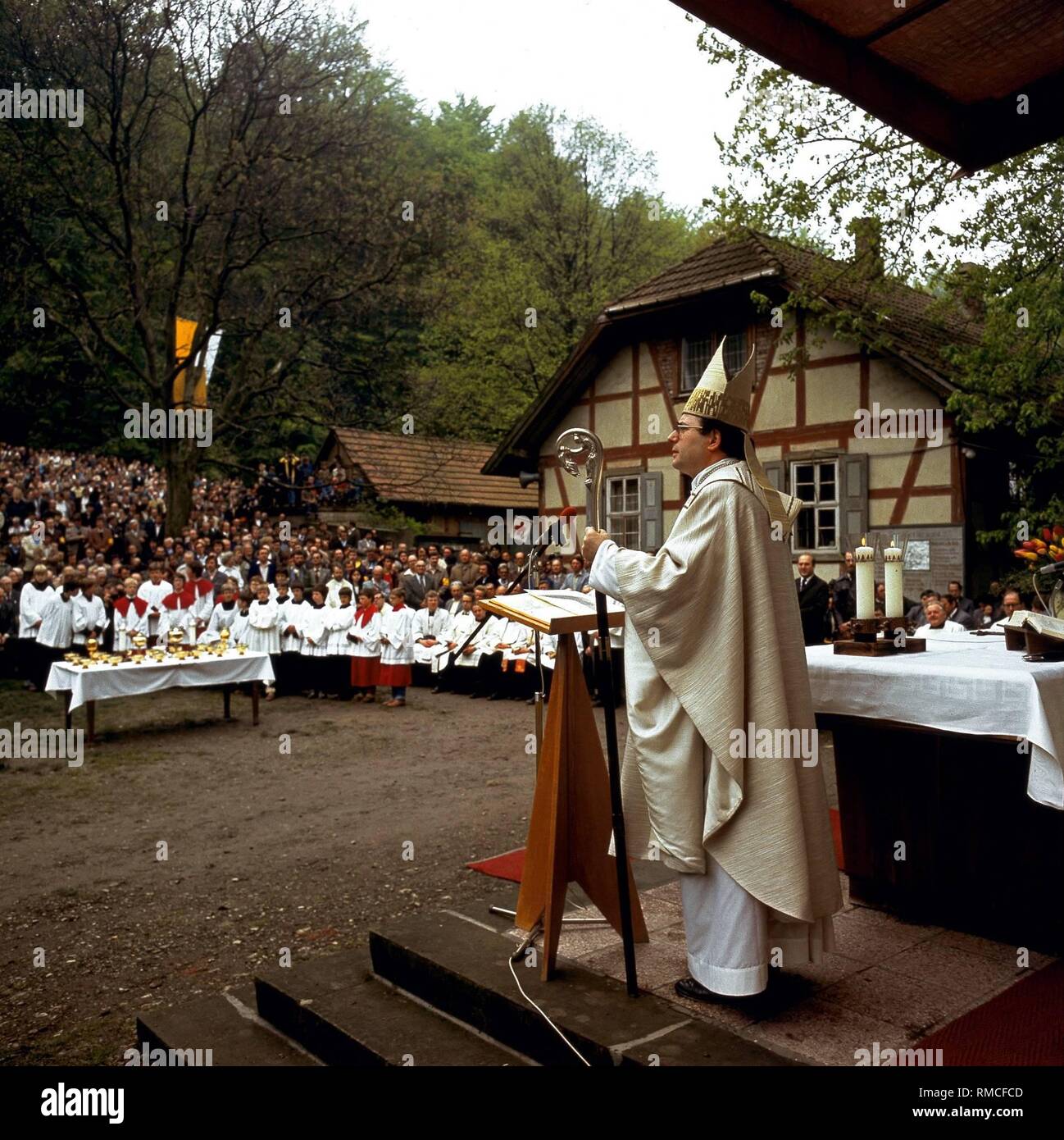 Catholic men's pilgrimage in Eichsfeld, the bishop of Erfurt talk to believers. Stock Photo