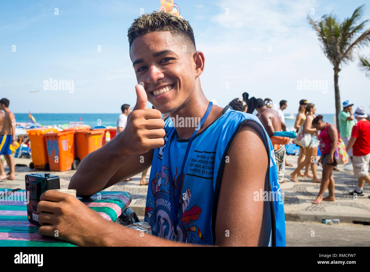 RIO DE JANEIRO - JANUARY 20, 2015: A young Brazilian vendor selling beer  from a cooler gives a smiling thumbs up at a Carnival street party in  Ipanema Stock Photo - Alamy
