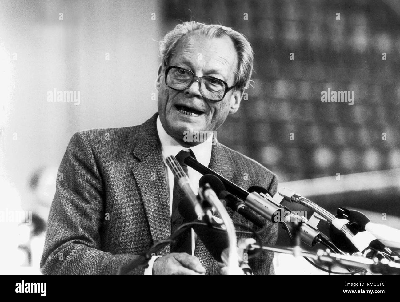 Willi Brandt, party leader, at the lectern at the federal party conference of the SPD at the Olympiahalle in Munich on 22 April, 1982. Stock Photo
