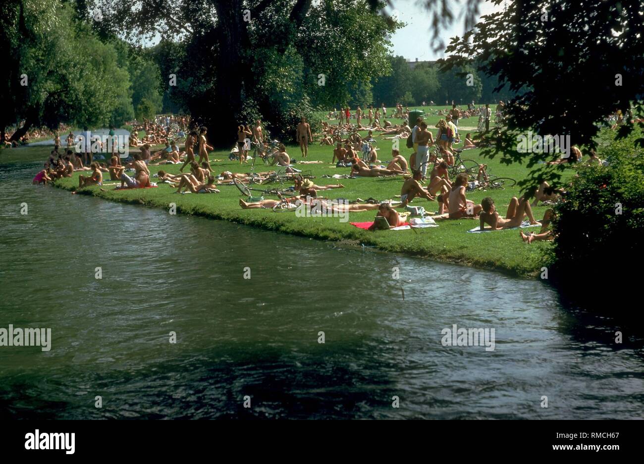 Bathers on a summer day in the Englischer Garten on the Isar Stock
