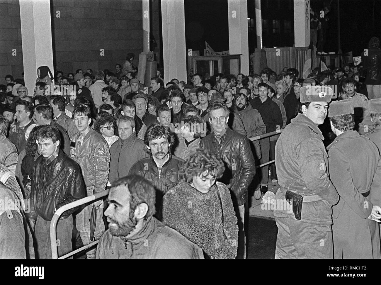 Occupation of the Stasi headquarters in the Normannenstrasse, citizens storm through the gate, members of the People's Police are watching them ..., Germany, Berlin-Lichtenberg, 15.01.1990. Stock Photo