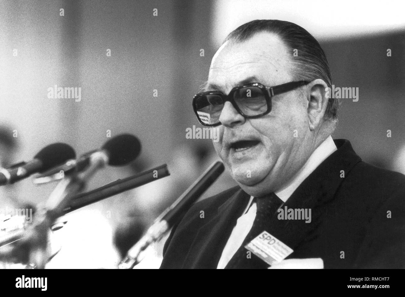 Hans-Juergen Wischnewski, Deputy Party Chairman of the SPD at his greeting speech at the Federal Party Congress in the Munich Olympiahalle on 19.04.1982. Stock Photo