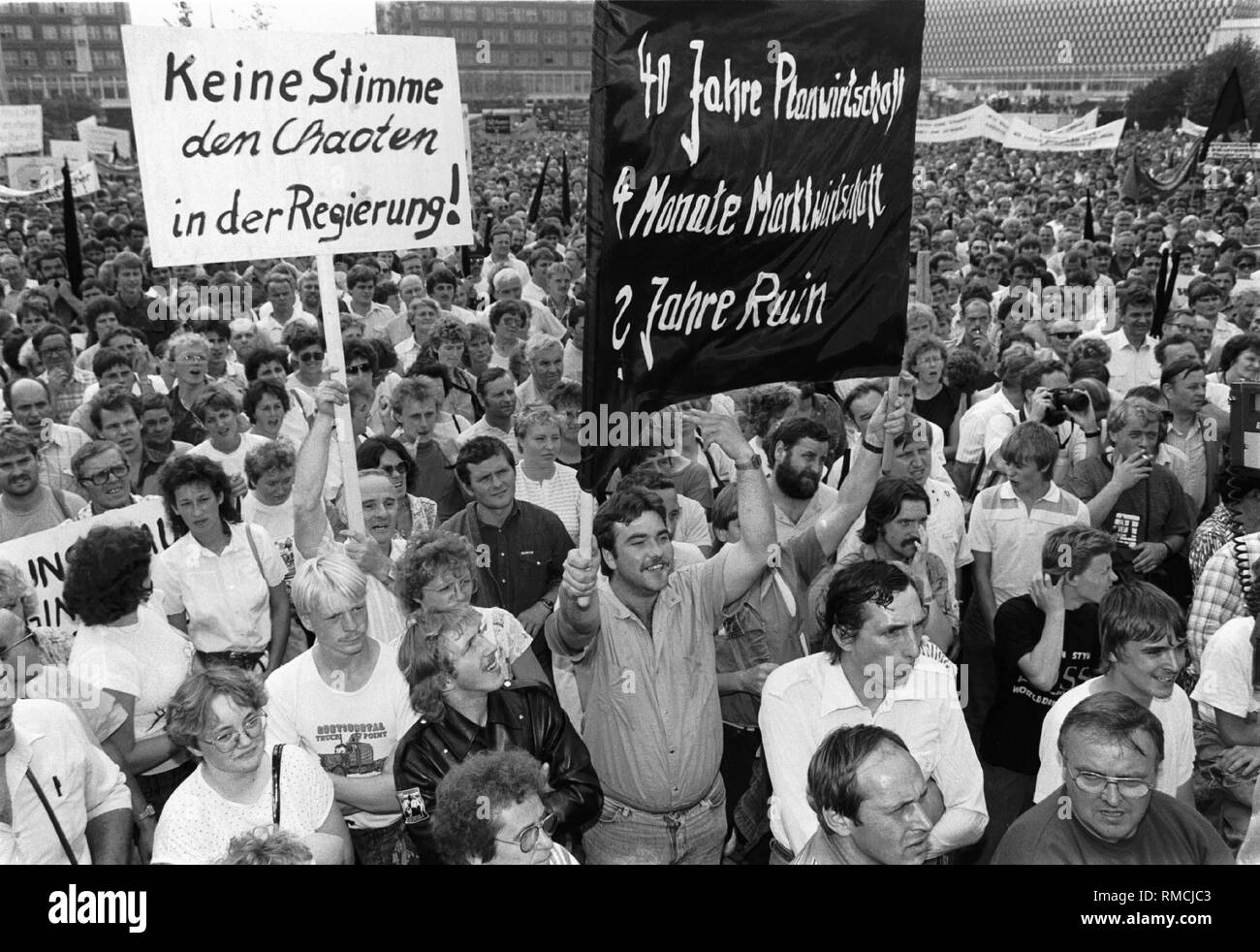 Germany, Berlin, August 16, 1990. Farmers are demonstrating at Alexanderplatz against the responsible politicians in the Modrow government: (English translation) 'Don't vote for chaos in the government' and '40 years of planned economy, 4 months of market economy, ? years of destruction.' Stock Photo