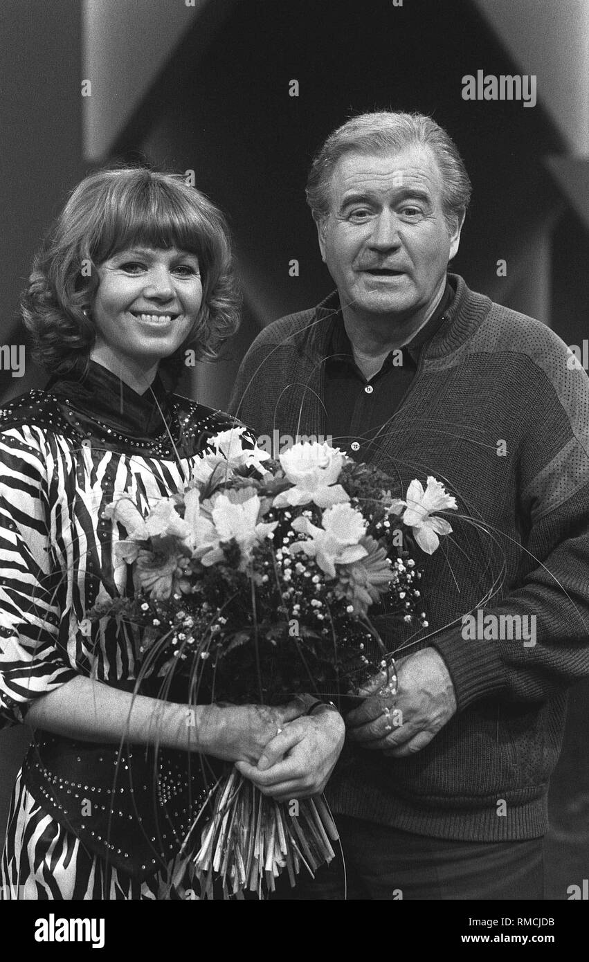 Showmaster HansJoachim Kulenkampff with his assistant Gabi Kimpfel in the show Showmaster HansJoachim Kulenkampff with his assistant Gabi Kimpfel in the show