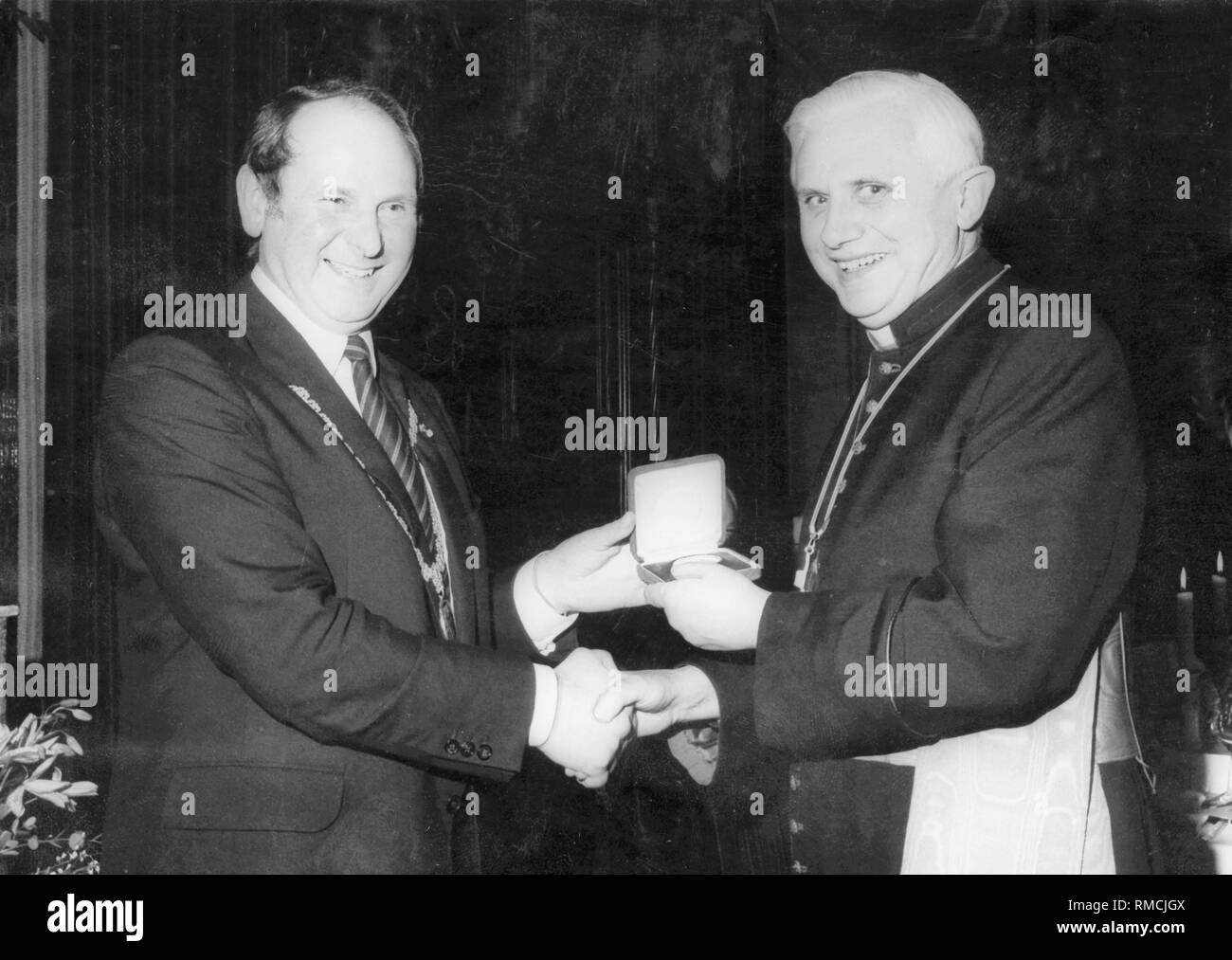 Lord Mayor Erich Kiesl presents the medal 'Muenchen leuchtet' ('Munich Shines') in gold to the outgoing Archbishop of Munich and Freising, Joseph Cardinal Ratzinger. Cardinal Ratzinger was appointed Prefect of the Roman Congregation of the Faith in Rome. Photo undated. Stock Photo