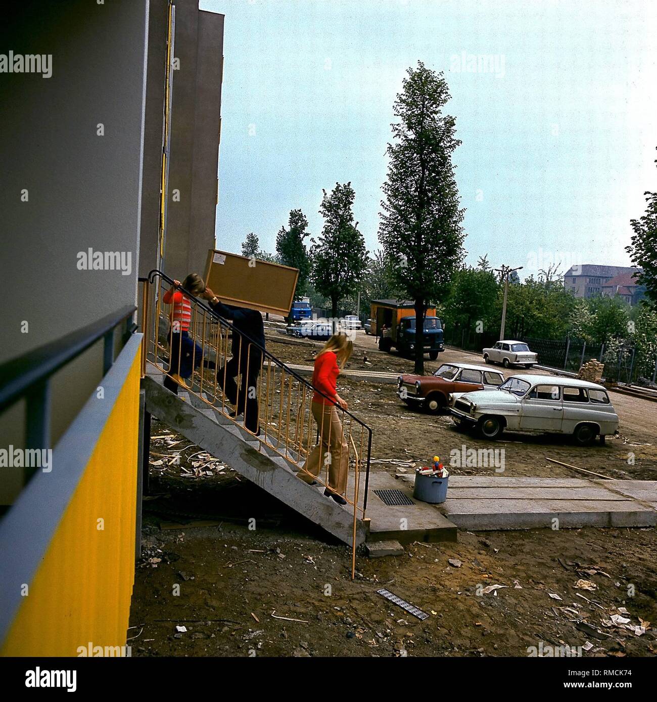 Cars and people in a new district of Erfurt Stock Photo Alamy