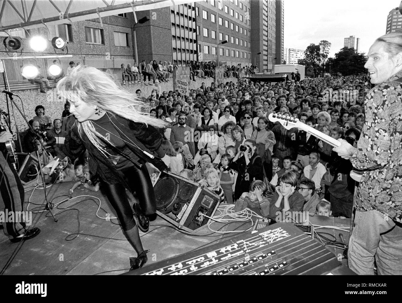 Stasi - headquarters in the Normannenstrasse, Silly in concert, Tamara Danz, on the occasion of an occupation by civil rights activists who want to prevent the destruction of files, Germany, Berlin-Lichtenberg, 16.09.1990. Stock Photo