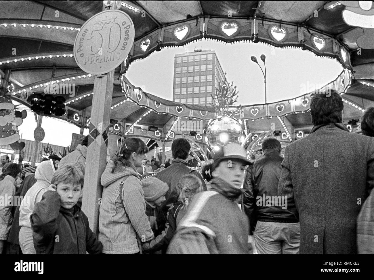 Christmas market at Alexanderplatz, carousel, a ride costs 50 Pfennig ..., Germany, Berlin-Mitte, 29.11.1987. Stock Photo