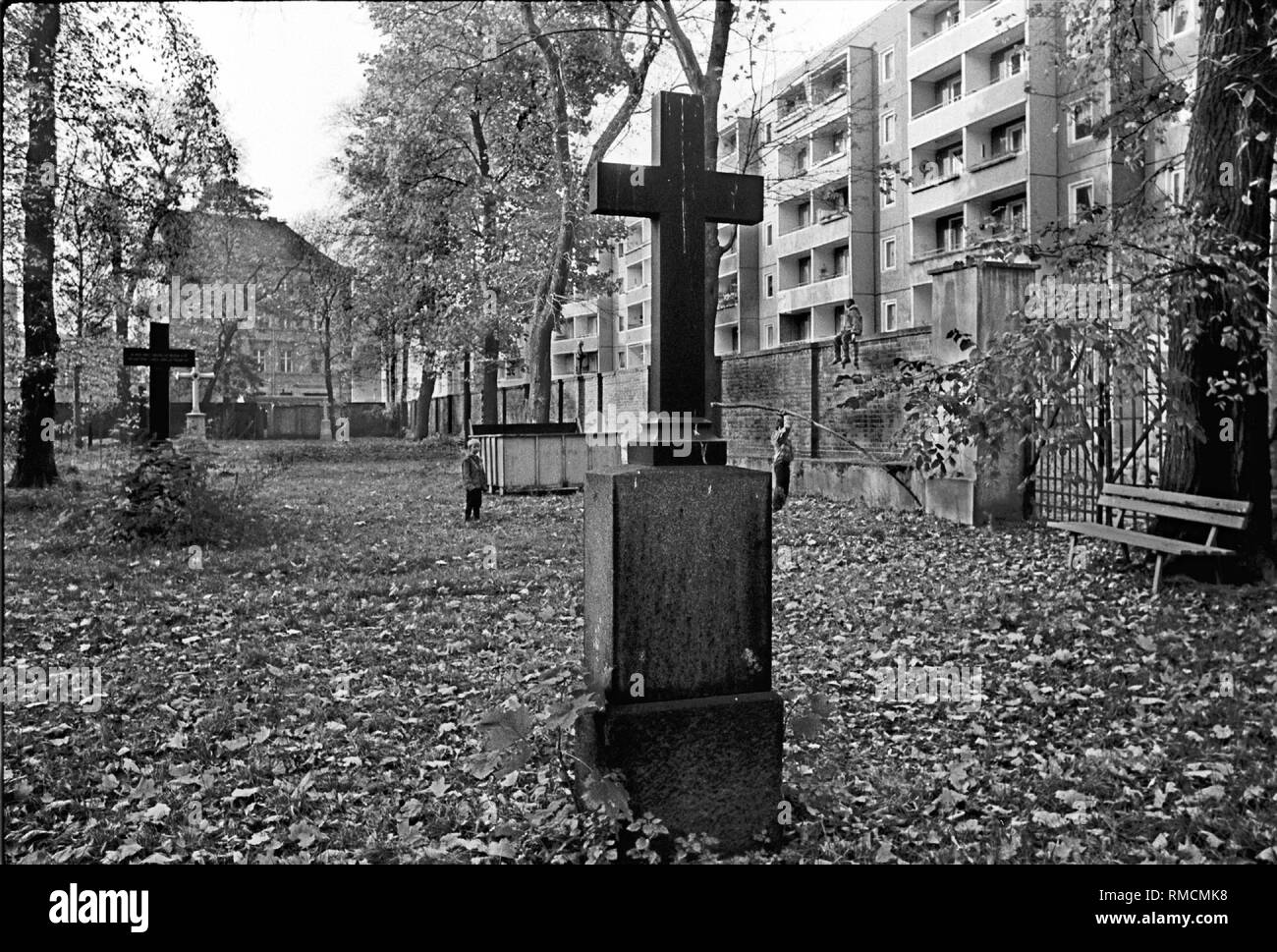 Crosses in the Garnisonfriedhof, children playing, Germany, Berlin-Mitte, 31.10.1987. Stock Photo