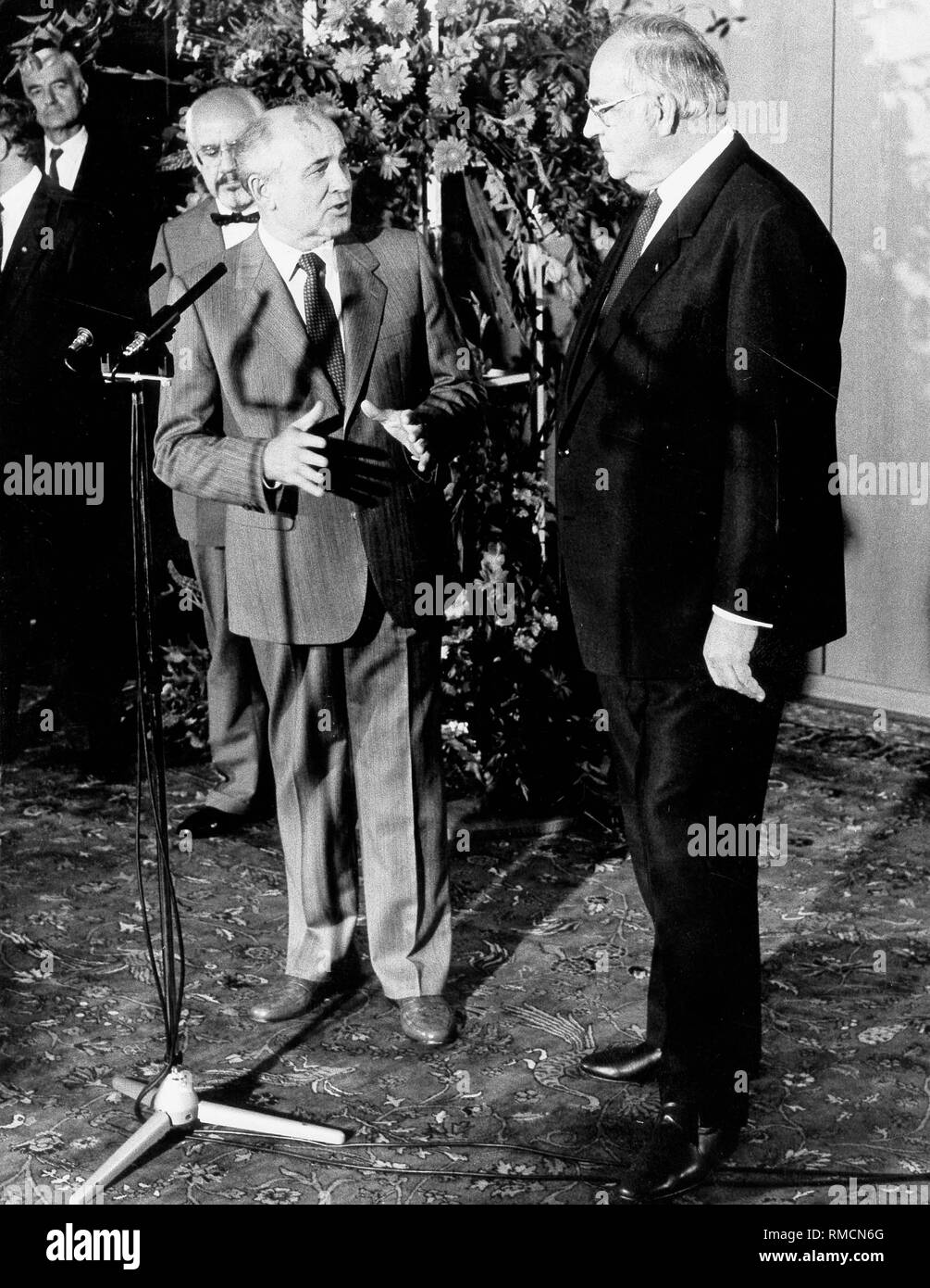 Michail Gorbatschow and German chancellor Kohl (right) during a press conference in the Chancellary in Bonn. Left from Gorbatschow Hans 'Jonny' Klein, minister for economic cooperation. Stock Photo