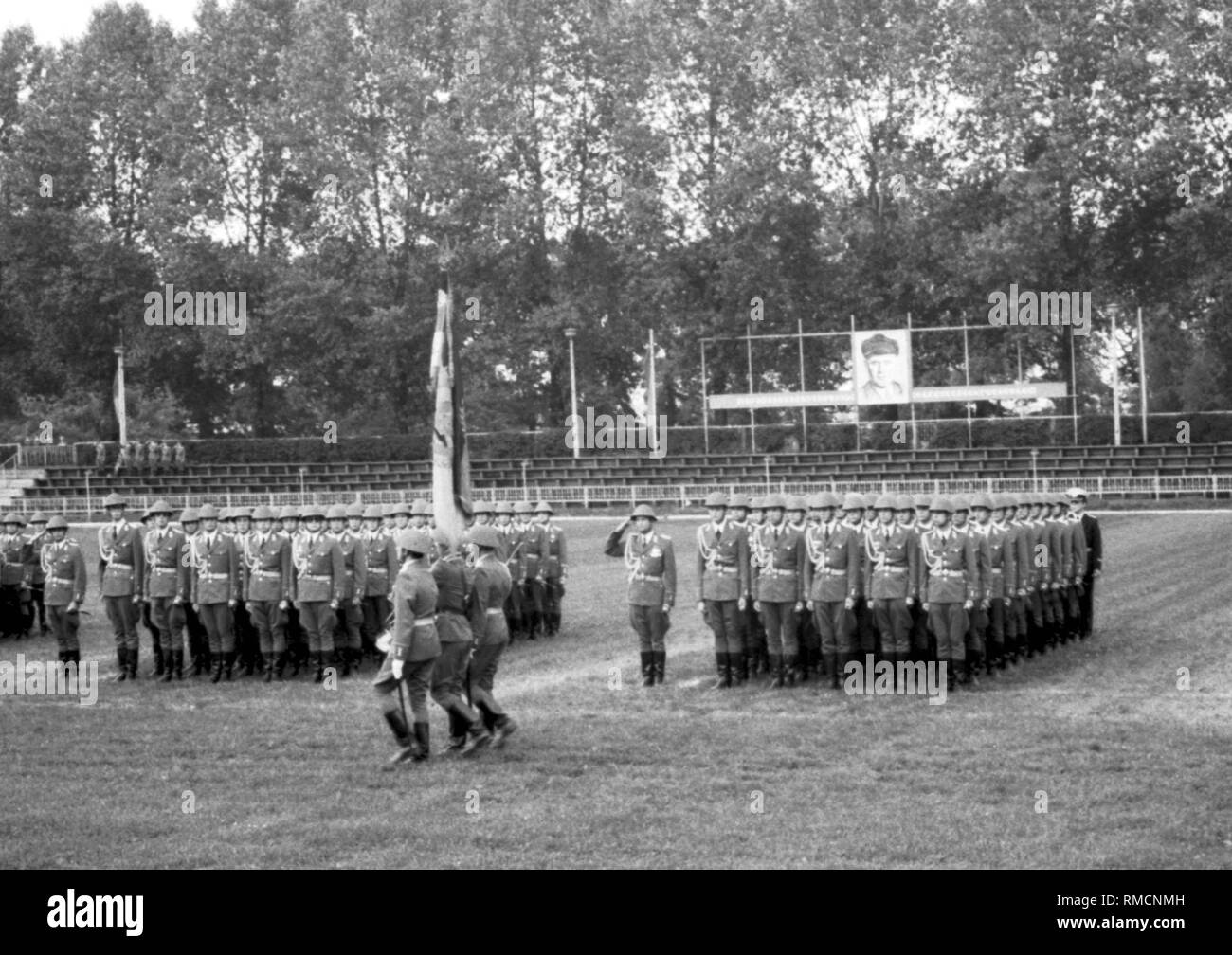 Military ceremonial on the occasion of the swearing-in of graduates of the Offiziershochschule 'Ernst Thaelmann' of the Land Forces of the National People's Army (NVA) of the GDR in Loebau. Stock Photo