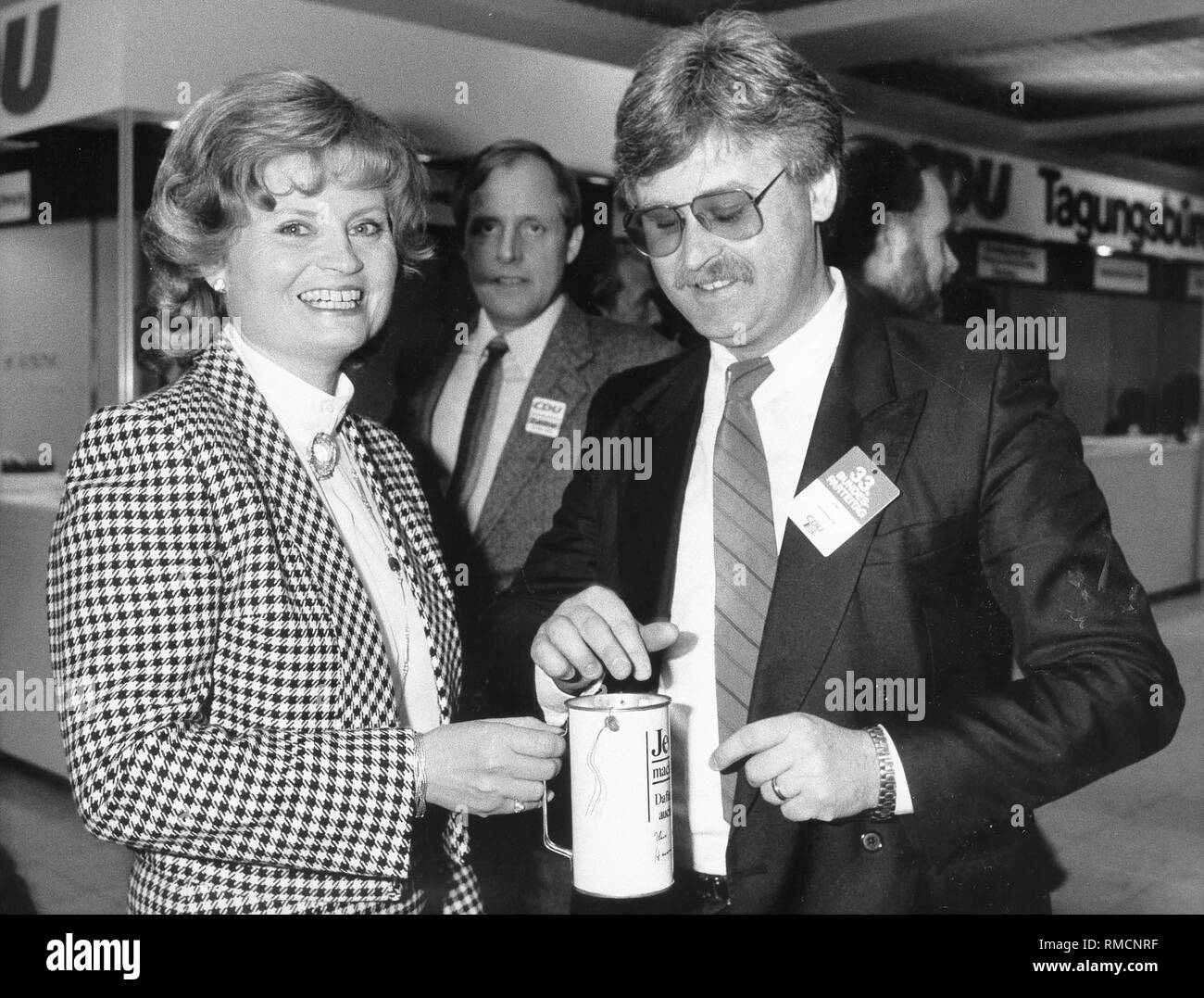Hannelore Kohl, President of the foundation Kuratorium ZNS, is gathering as part of the 33rd Federal Party Congress of the CDU in Essen for the work of her 'Initiative Lebensmut', here with the European politician Elmar Brok. Stock Photo