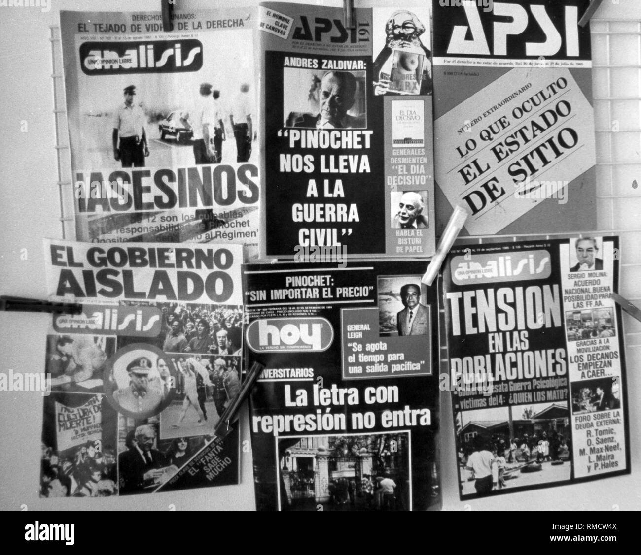 Political journals in Santiago de Chile: Zaldivar: 'Pinochet leads us into civil war', Analisis: 'Murderer' to the accused policemen' and 'El Gobierno Aislado' (the government is isolated). Stock Photo