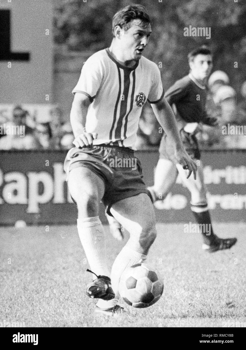 The player Willi "Ente" Lippens at a match of Rot-Weiss Essen. Stock Photo