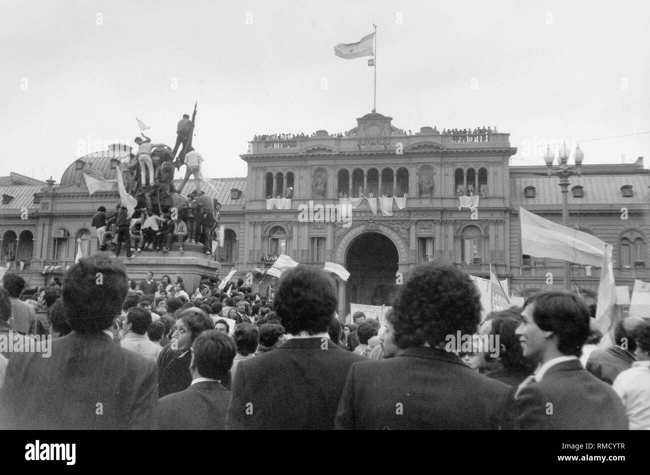 demonstration-in-front-of-the-presidential-palace-in-buenos-aires-in-april-1982-RMCYTR.jpg