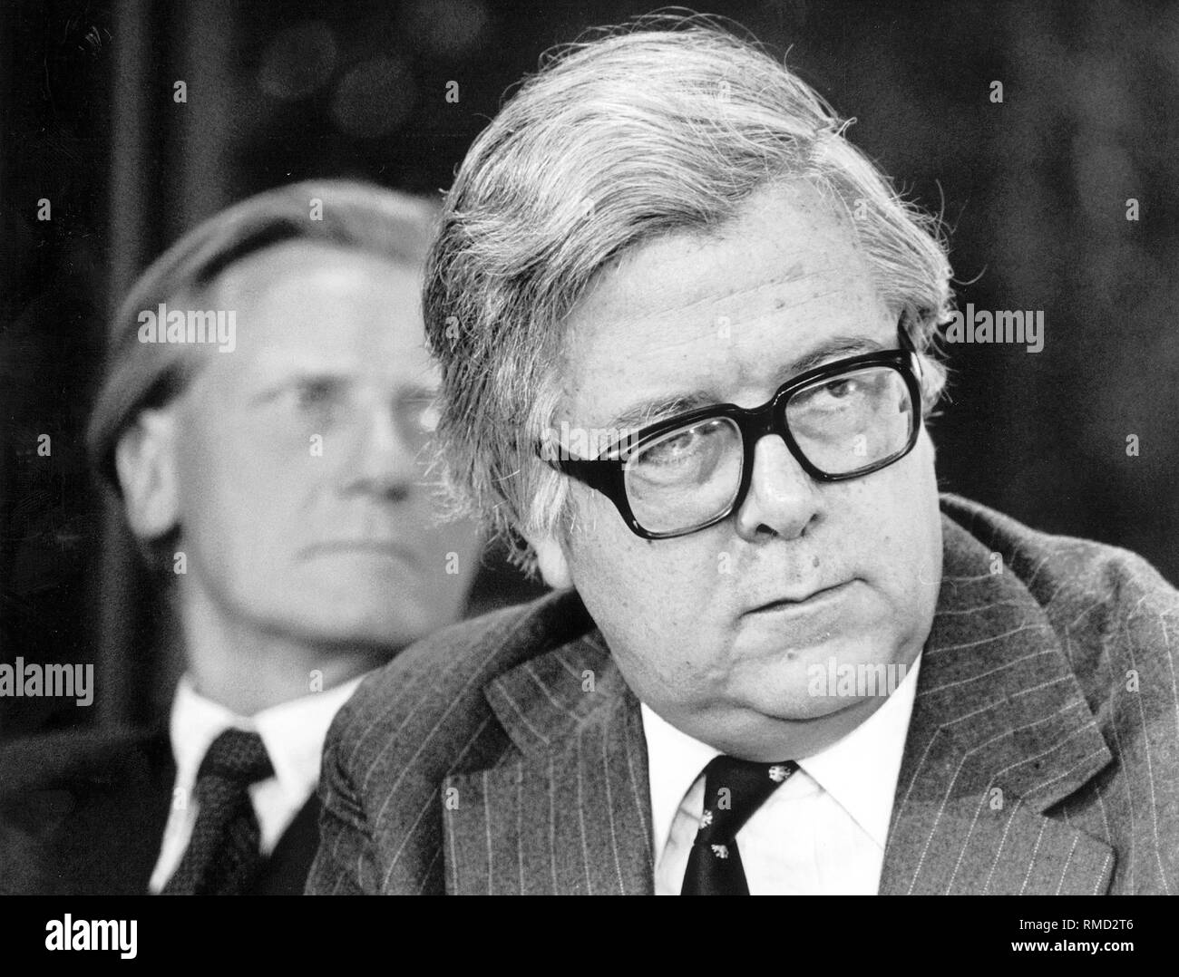 British Foreign Minister Geoffrey Howe. In the background, Defense Minister Michael Heseltine. Stock Photo