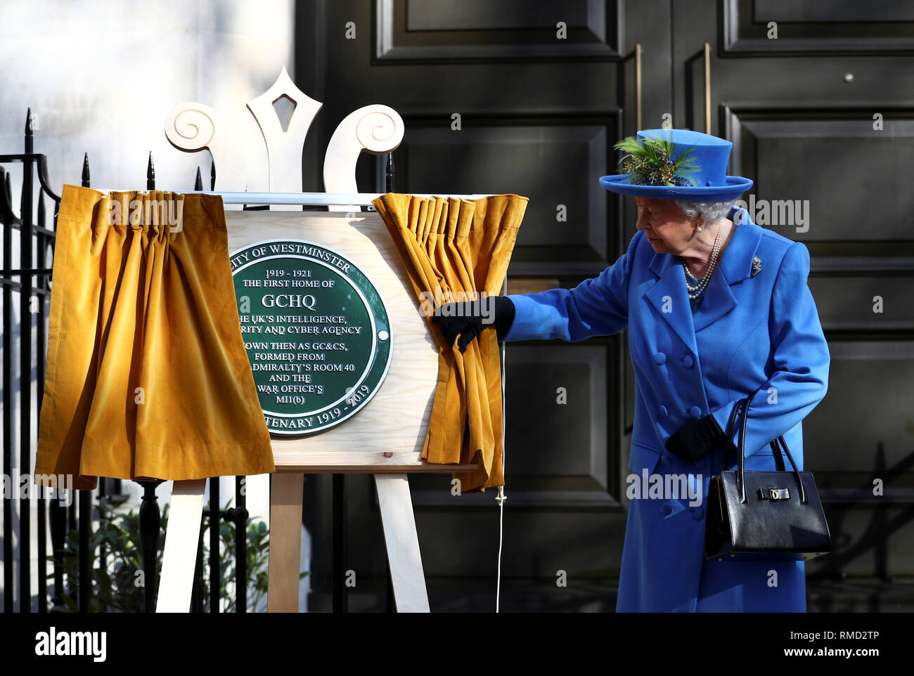 Queen Elizabeth II unveils a plaque during a visit to Watergate House(00)