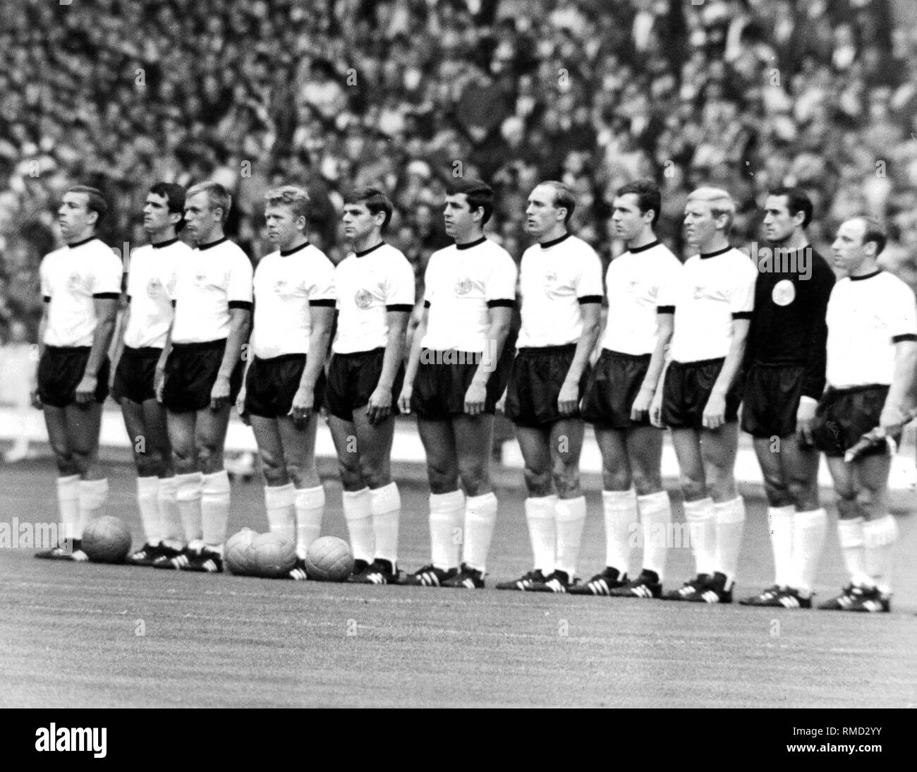 The German national team in the final of the FIFA World Cup against England. From left: Hoettges, Overath, Held, Haller, Weber, Emmerich, Schulz, Beckenbauer, Schnellinger, Tilkowski and Seeler, 1966. Stock Photo