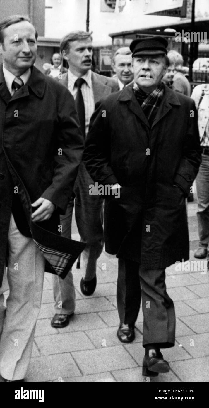 Chancellor Helmut Schmidt walks through the streets during the election campaign, accompanied by bodyguards. Stock Photo