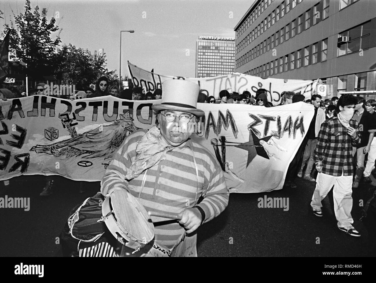 Demo of the autonomists regarding the Reunification on 3 October 1990, in the Kochstrasse shortly before the TAZ, building, Germany, Berlin-Kreuzberg, 03.10.1990. Stock Photo