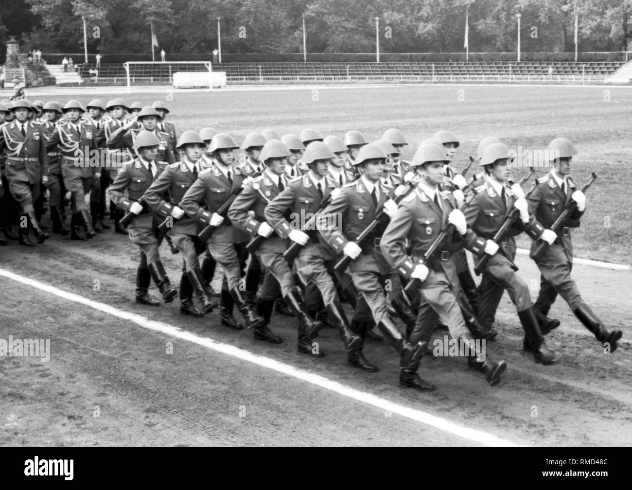 Military ceremonial on the occasion of the swearing-in of graduates of the Offiziershochschule 'Ernst Thaelmann' of the Land Forces of the National People's Army (NVA) of the GDR in Loebau. Stock Photo