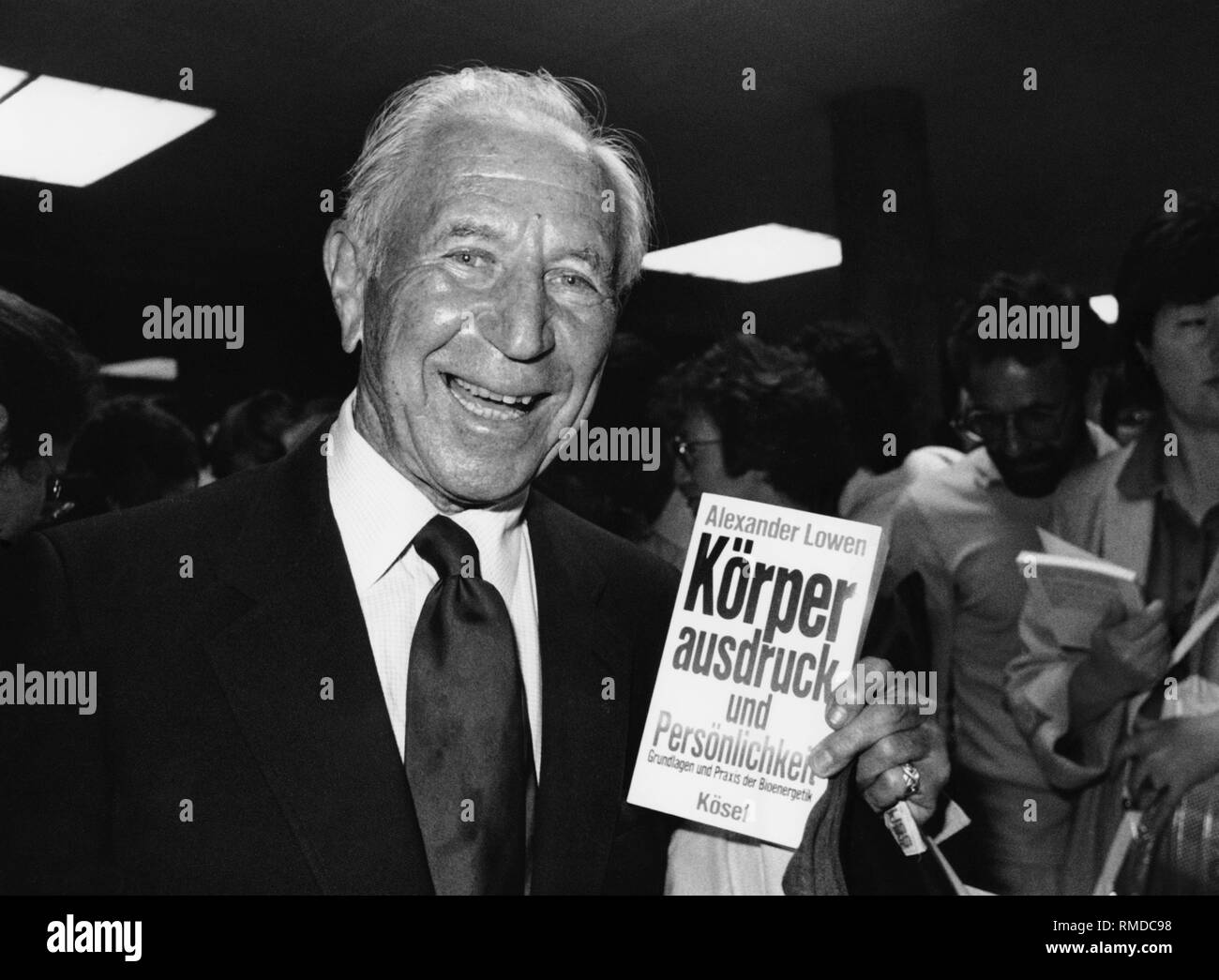 Alexander Lowen, psychotherapist, with his book 'Koerperausdruck und Persoenlichkeit'('Body Expression and Personality'). Stock Photo