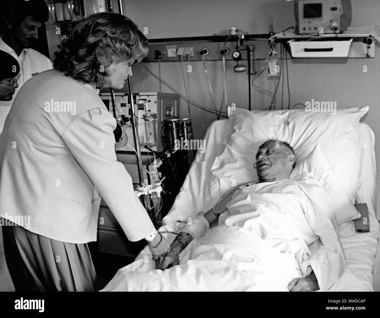 Hannelore Kohl, President of the Kuratoriums ZNS (today: ZNS - Hannelore Kohl Stiftung fuer Verletzte mit Schaeden des Zentralen Nervensystems - ZNS - Hannelore Kohl Foundation for patients with damage of the central nervous system), visits a patient in the intensive care unit of the Eifelhoehen-Klinik in Nettersheim-Marmagen. Stock Photo