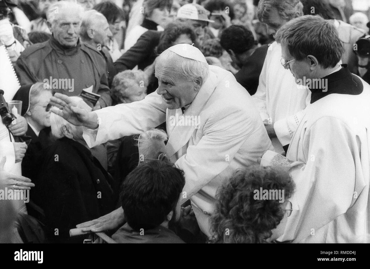 Pope John Paul II greets disabled people in the Parkstadion in Gelsenkirchen. Stock Photo