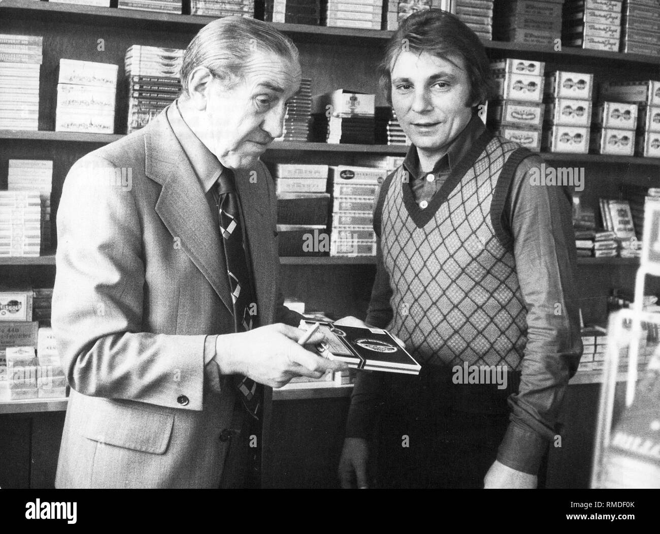 Ernst Kuzorra (right), footballer and idol of the prewar period at Schalke 04, hands over his cigarette business to Reinhard Libuda aka Stan Libuda, also a former Schalke player. Stock Photo
