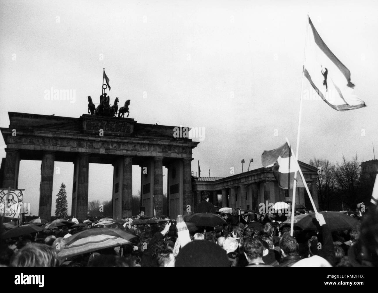 People celebrating on the day of the opening of the Brandenburg Gate. Stock Photo
