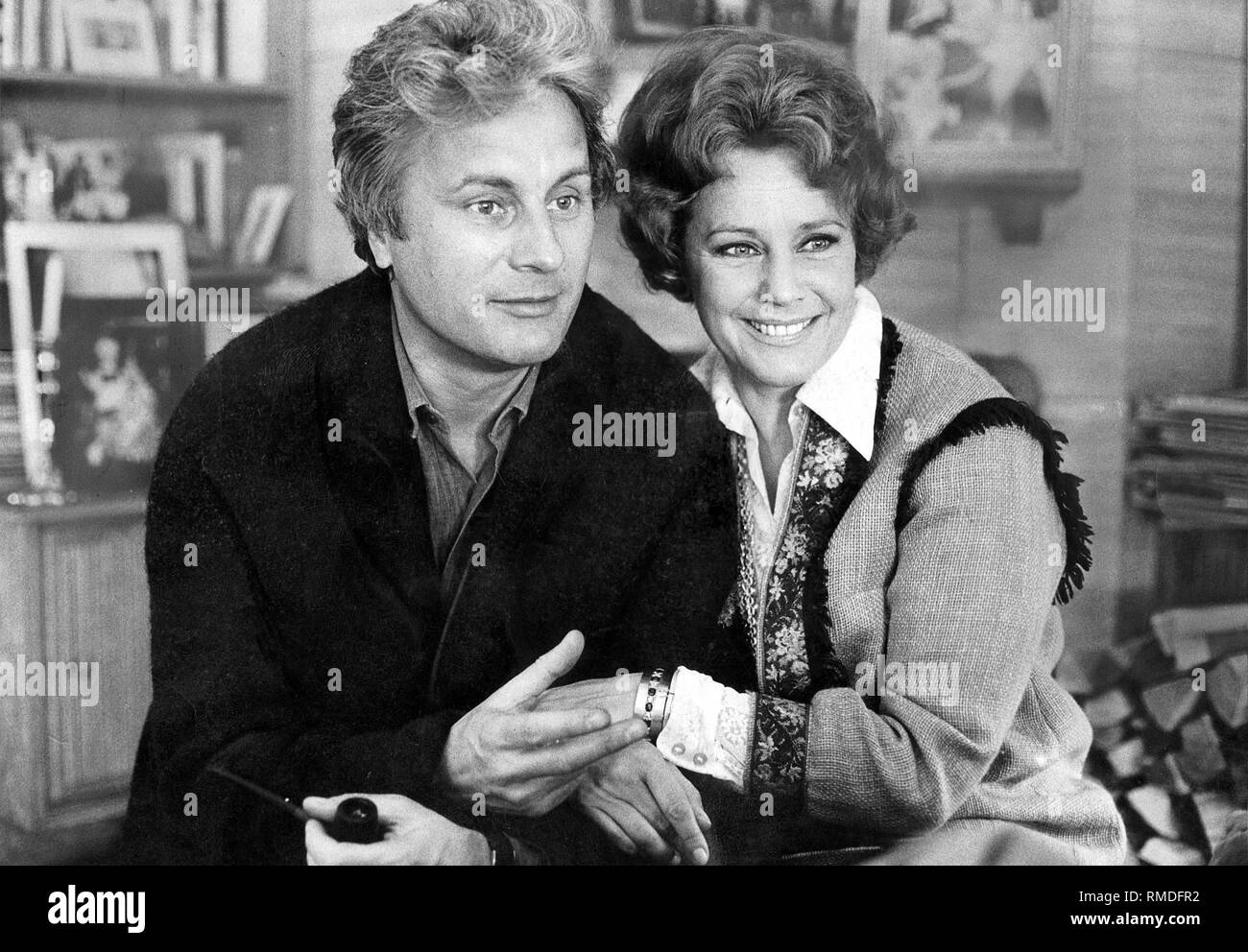 The couple Veit Relin and Maria Schell in their living room Stock Photo ...