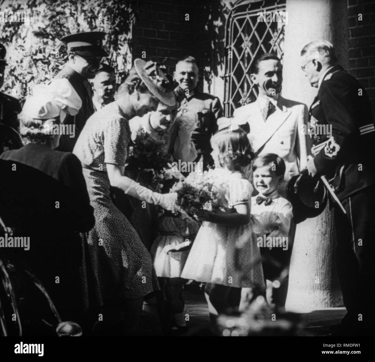 Joseph Goebbels, his wife Magda Goebbels and their children welcome the Yugoslav prince regent couple in Schwanenwerder. From right to left: State Secretary Otto Meissner, Joseph Goebbels, Magda Goebbels, Crown Prince Paul of Yugoslavia and Princess Olga. Stock Photo