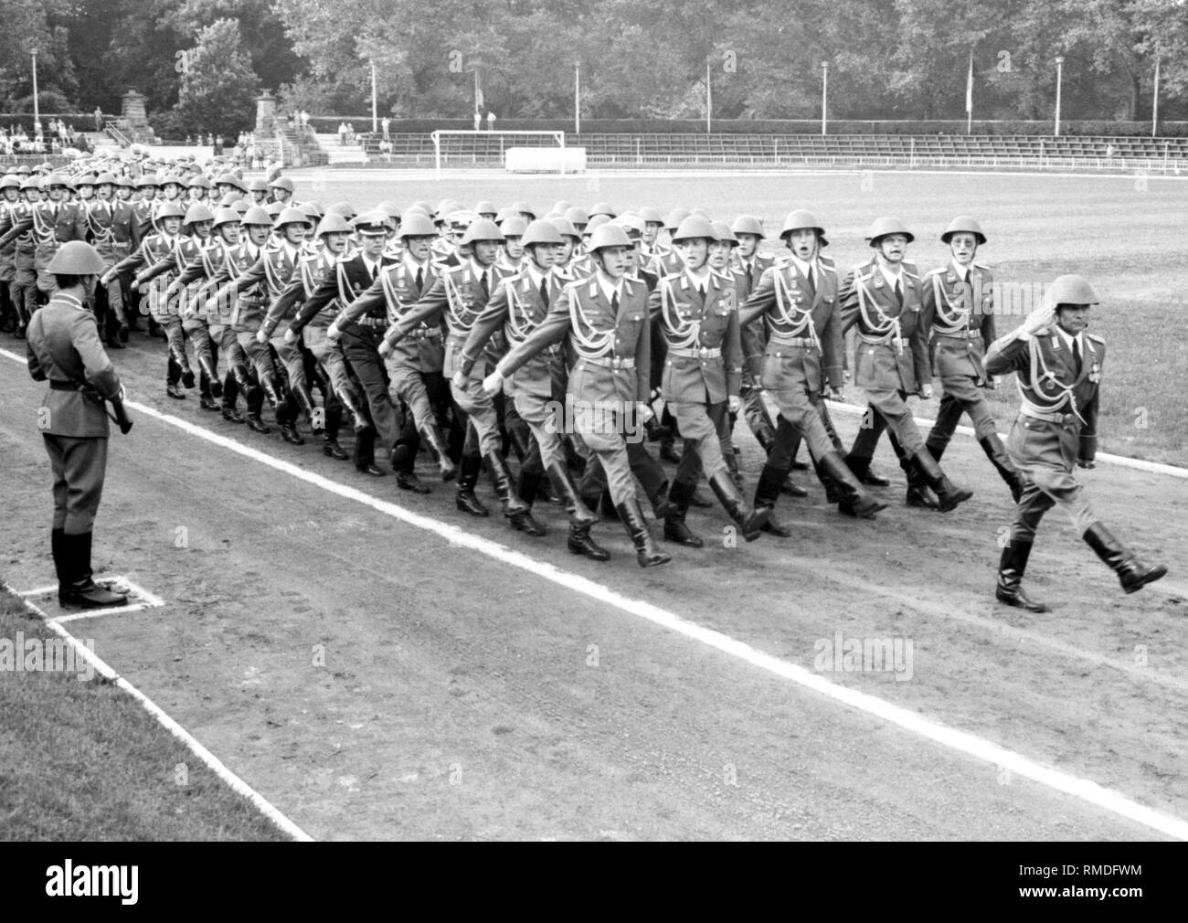 Military ceremonial on the occasion of the swearing-in of graduates of the Offiziershochschule 'Ernst Thaelmann' of the Land Forces of the National People's Army (NVA) of the GDR in Loebau. Stock Photo