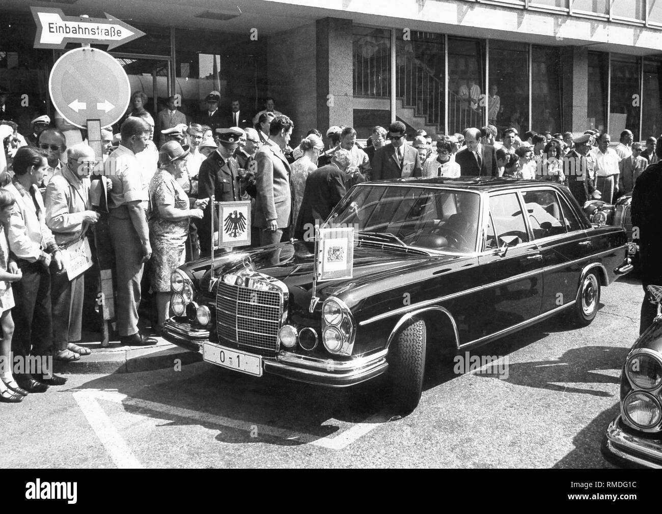 The official Mercedes of Federal President Heinemann in front of the main station in Munich. Stock Photo