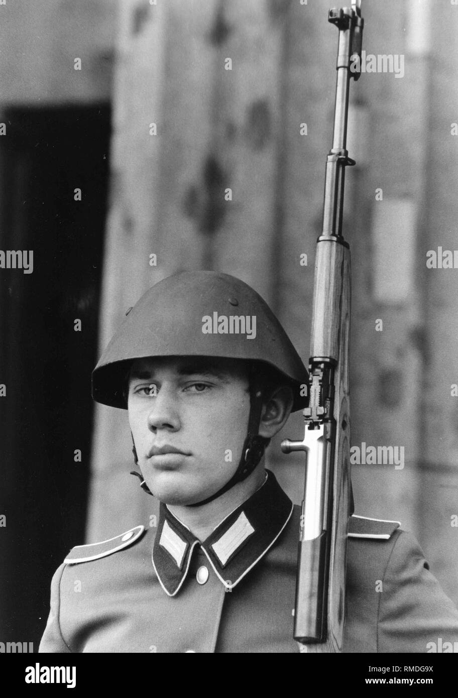 Guard of the GDR army in front of the Neue Wache on the boulevard 'Unter den Linden' in East Berlin.. Stock Photo