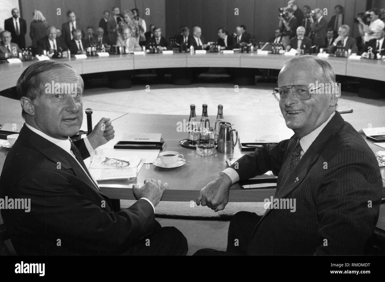 BMW CEO Eberhard von Kuenheim (left) and dr. Carl H. Hahn, CEO of VW in the NATO conference room of the Federal Chancellery. Stock Photo