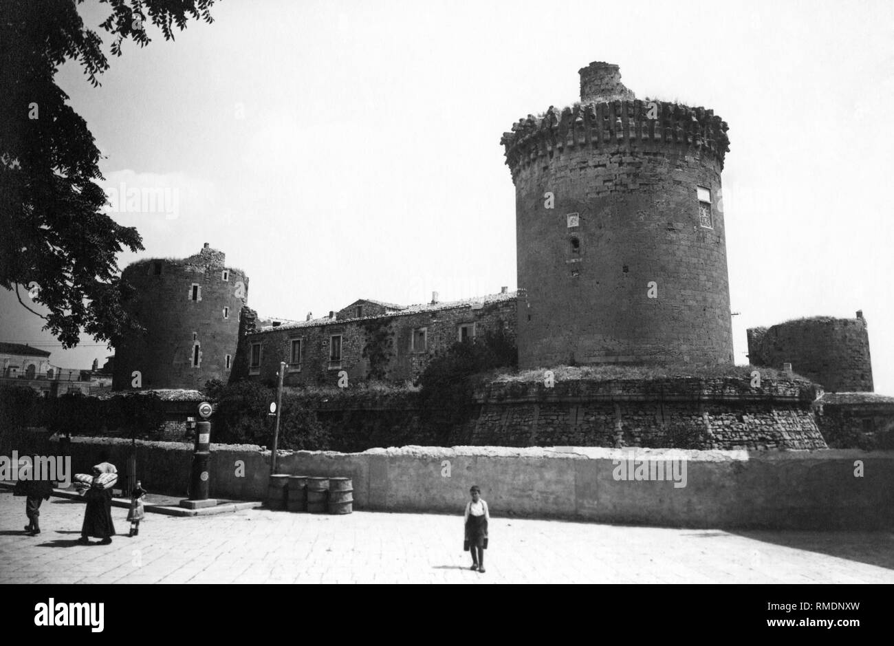 Italy, Basilicata, venosa, Aragonese Castle, 1930 Stock Photo