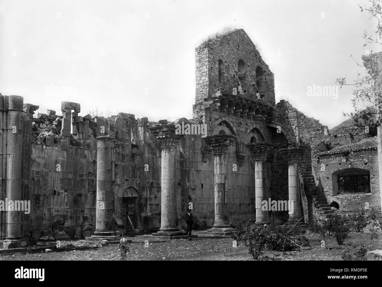 Italy, Basilicata, venosa, Swabian interior of the church of Holy Trinity, 1930 Stock Photo