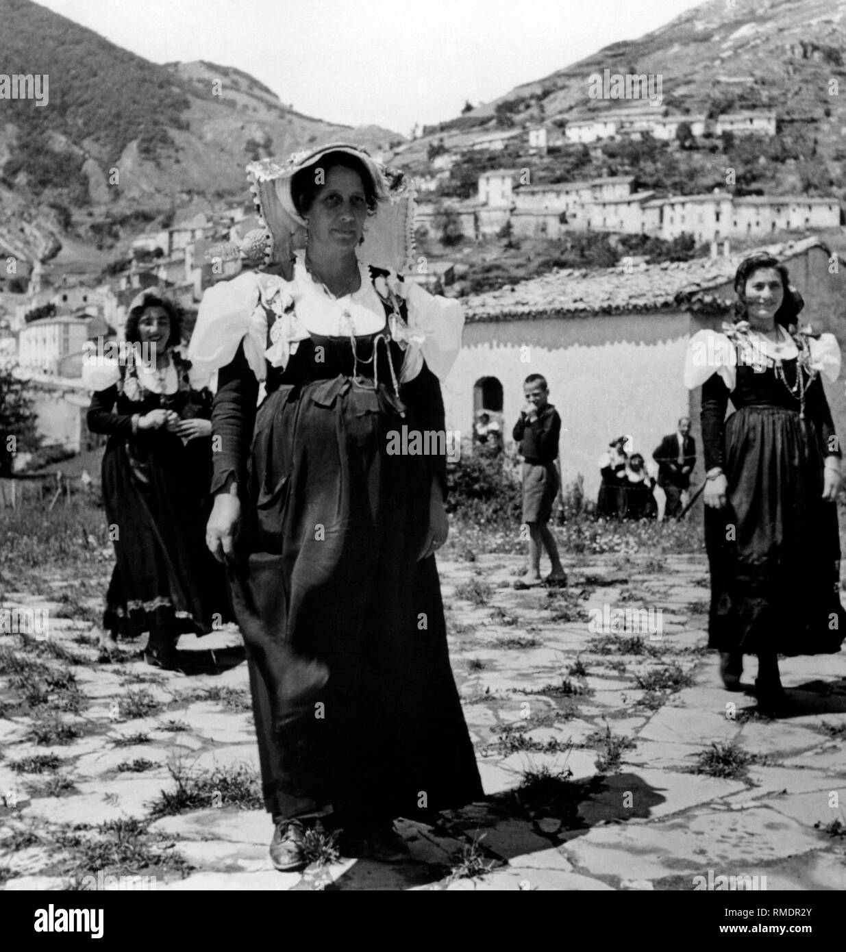 folklore, costumes roccamondolfi, province of isernia, 1950 Stock Photo