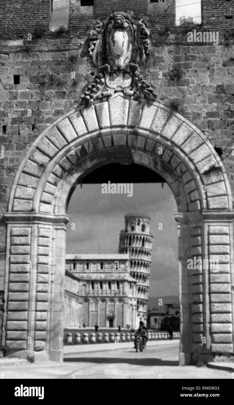 porta nuova, pisa, Leaning Tower of Pisa, tuscany, italy  1950 Stock Photo