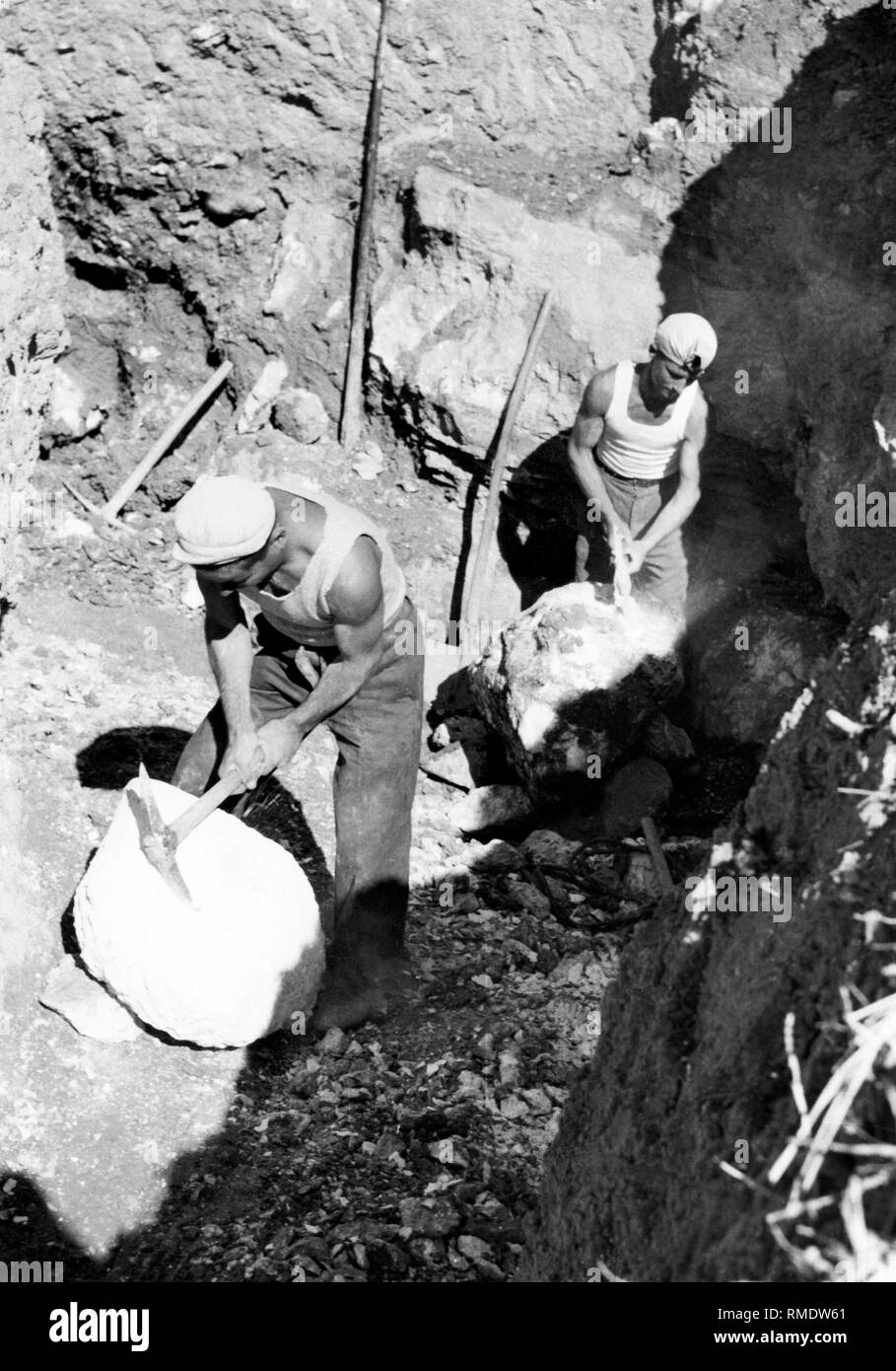 alabaster quarry, tuscany 1960 Stock Photo Alamy